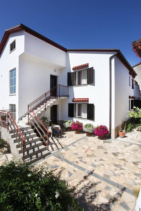 Apartments Patricia Баньоле Екстер'єр фото