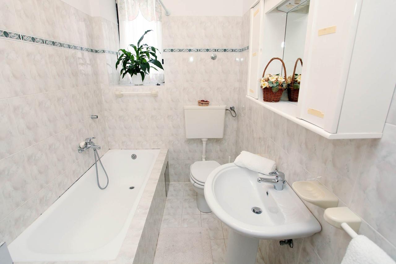 Apartments Patricia Баньоле Екстер'єр фото